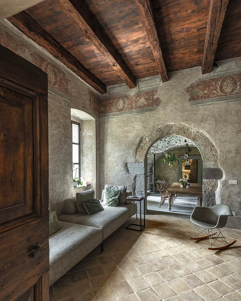 Salone con pavimento in cotto fatto a mano